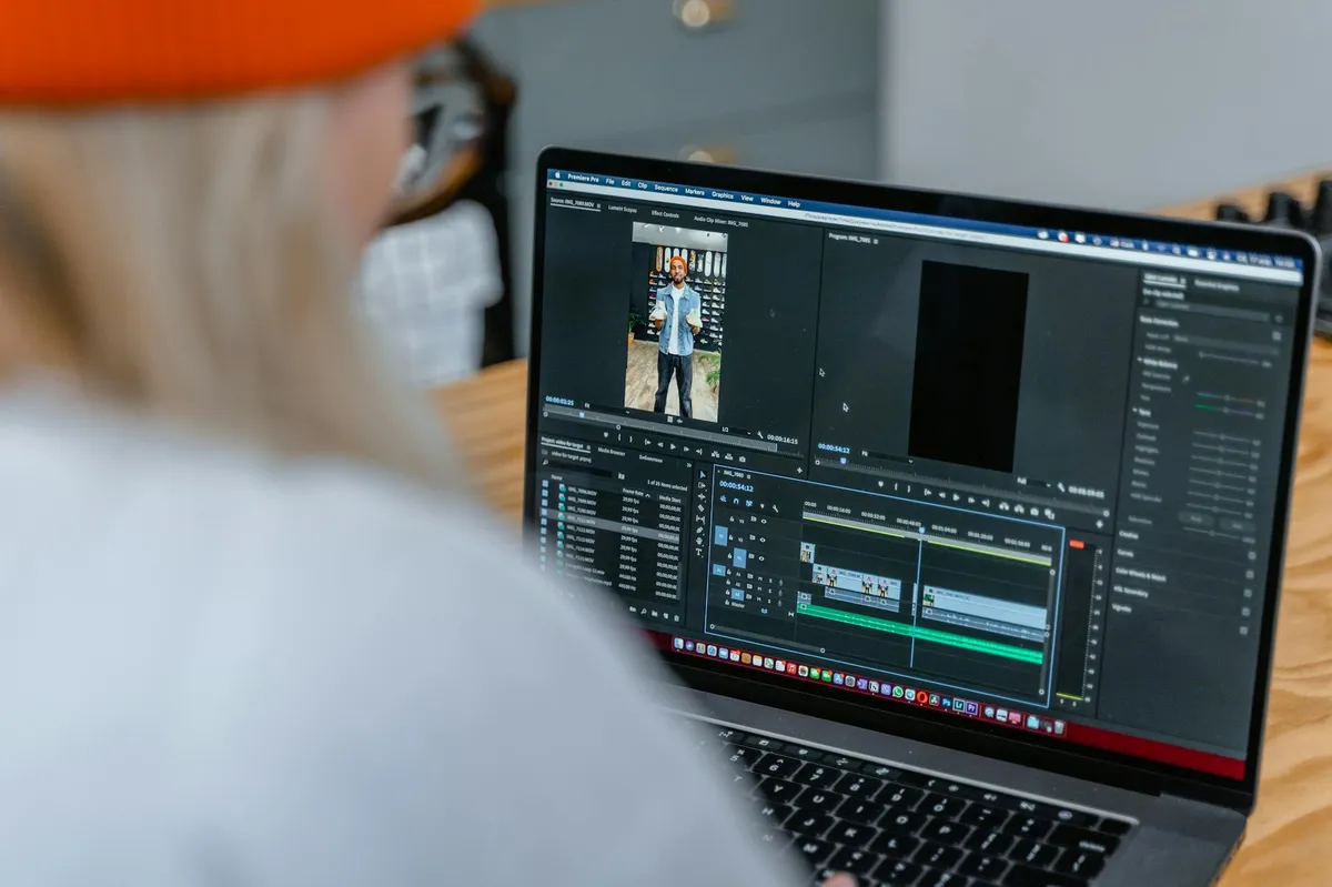 Three-layer retargeting sequence timeline showing days 0-14