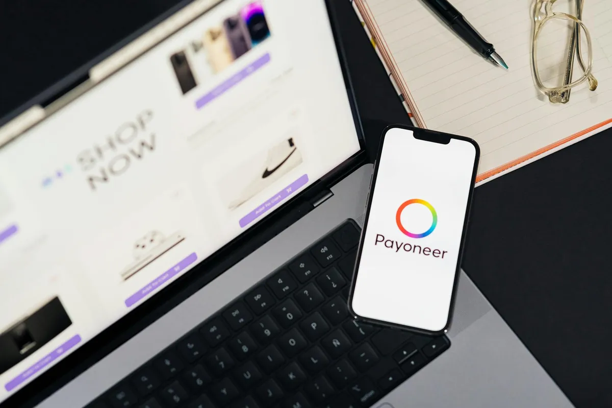 Fashion ecommerce website example showing benefit-led product copy and social proof